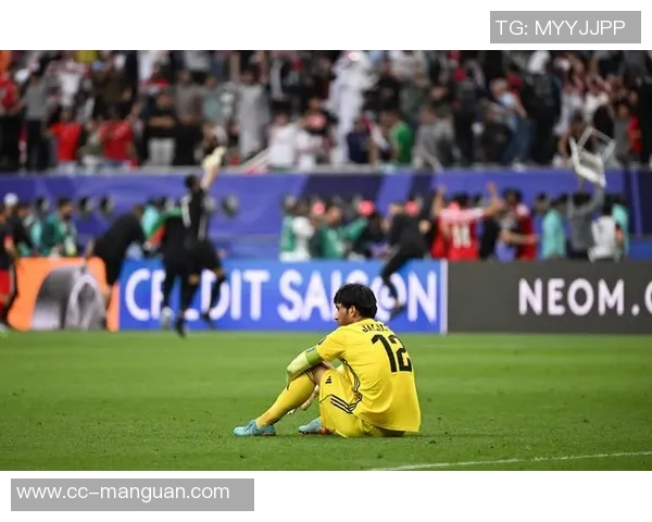 约旦门将挥拳庆祝却愣在原地目睹皮球意外入网的瞬间